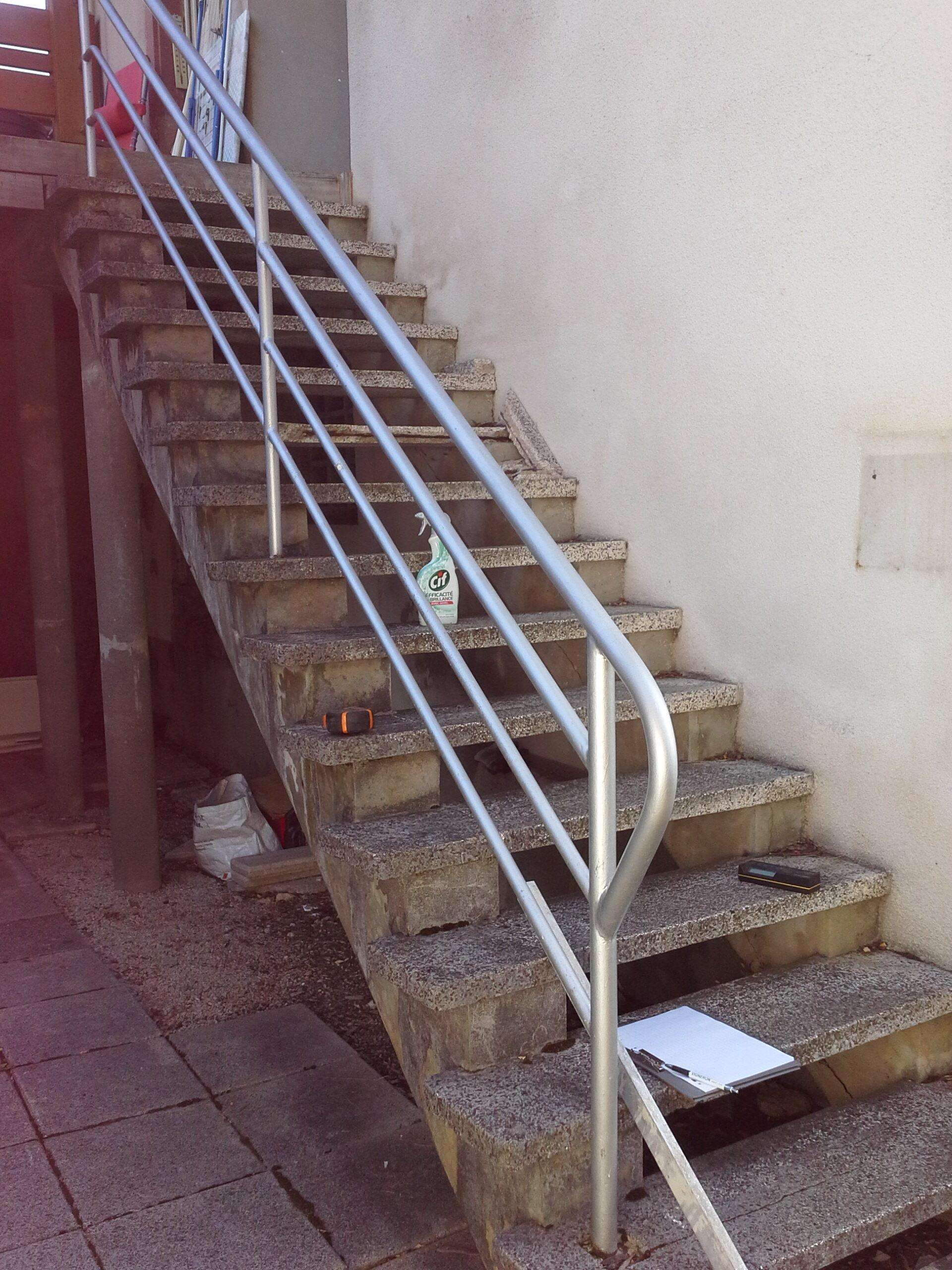 Habillage marche escalier limon beton - Avant