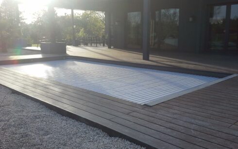 terrasse plage de piscine en rez de pelouse Authume 39 3