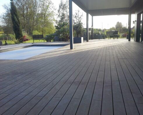 terrasse plage de piscine en rez de pelouse Authume 39 4