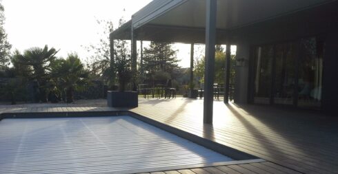 terrasse plage de piscine en rez de pelouse Authume 39 5