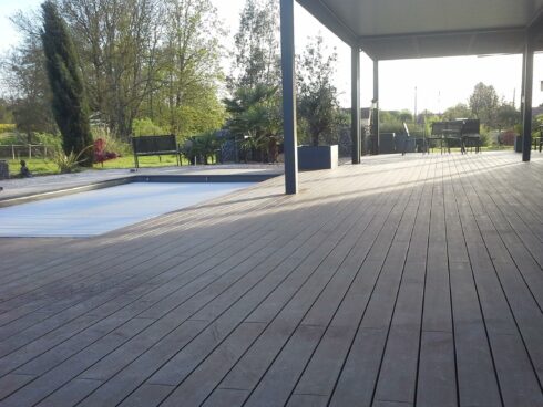 terrasse plage de piscine en rez de pelouse Authume 39 pose