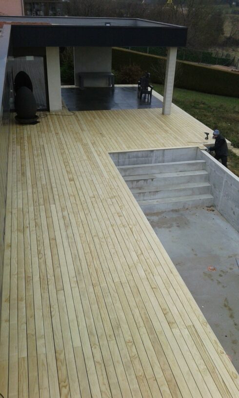 terrasse plage de piscine en rez de pelouse Bavilliers 90 2