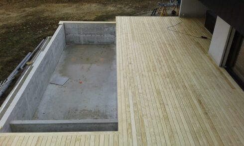 terrasse plage de piscine en rez de pelouse Bavilliers 90 4