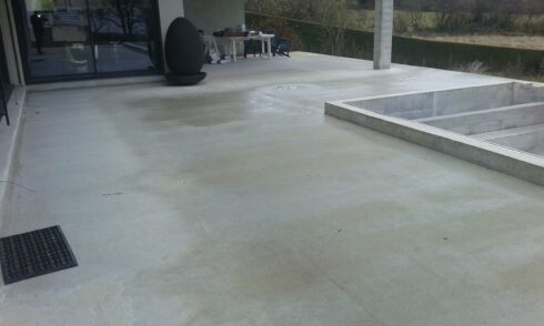 terrasse plage de piscine en rez de pelouse Bavilliers 90