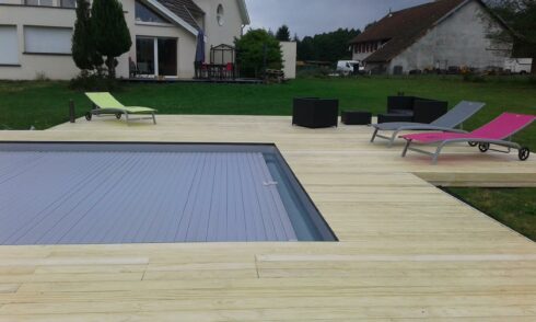 terrasse plage de piscine en rez de pelouse Lachapelle sous Chaux 90