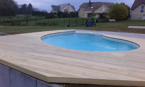 terrasse plage de piscine en rez de pelouse Montbéliard 25
