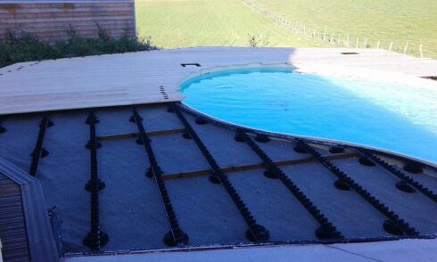 terrasse plage de piscine en rez de pelouse Montbéliard 25 installation
