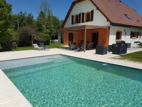 terrasse plage de piscine en rez de pelouse Montreux Chateau 90 4