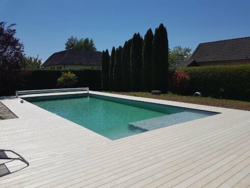 terrasse plage de piscine en rez de pelouse Montreux Chateau 90