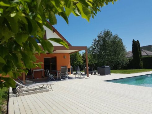 terrasse plage de piscine en rez de pelouse Montreux Chateau 90 5