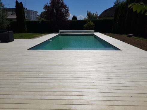 terrasse plage de piscine en rez de pelouse Montreux Chateau 90 étude