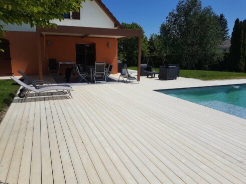 terrasse plage de piscine en rez de pelouse Montreux Chateau 90 pose