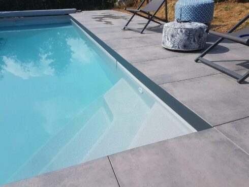 terrasse plage de piscine en rez de pelouse Nommay 25