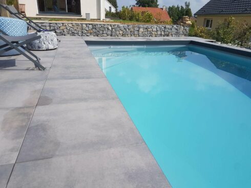 terrasse plage de piscine en rez de pelouse Nommay 25 pose