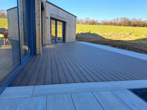 terrasse plage de piscine en rez de pelouse Trévenans 90 2