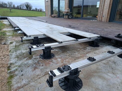 terrasse plage de piscine en rez de pelouse Trévenans 90