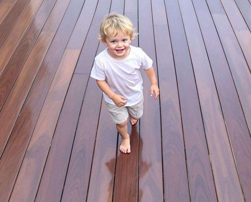 enfant pieds nus sur terrasse